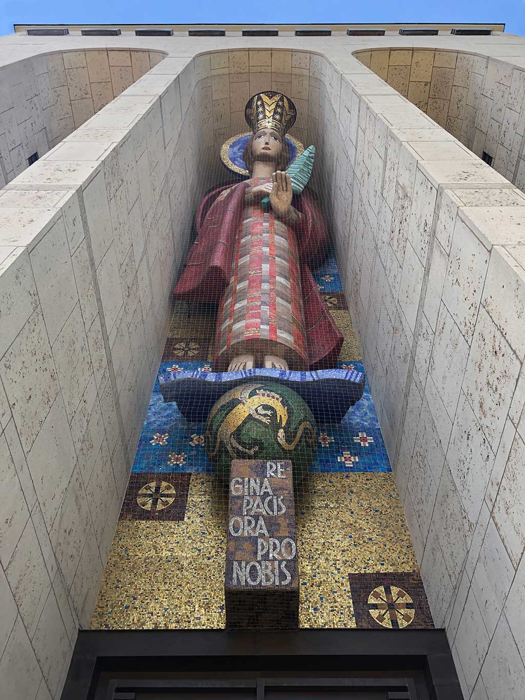 Mosaikstatue der Maria an der Friedensfrauenkirche in Frankfurt-Bockenheim