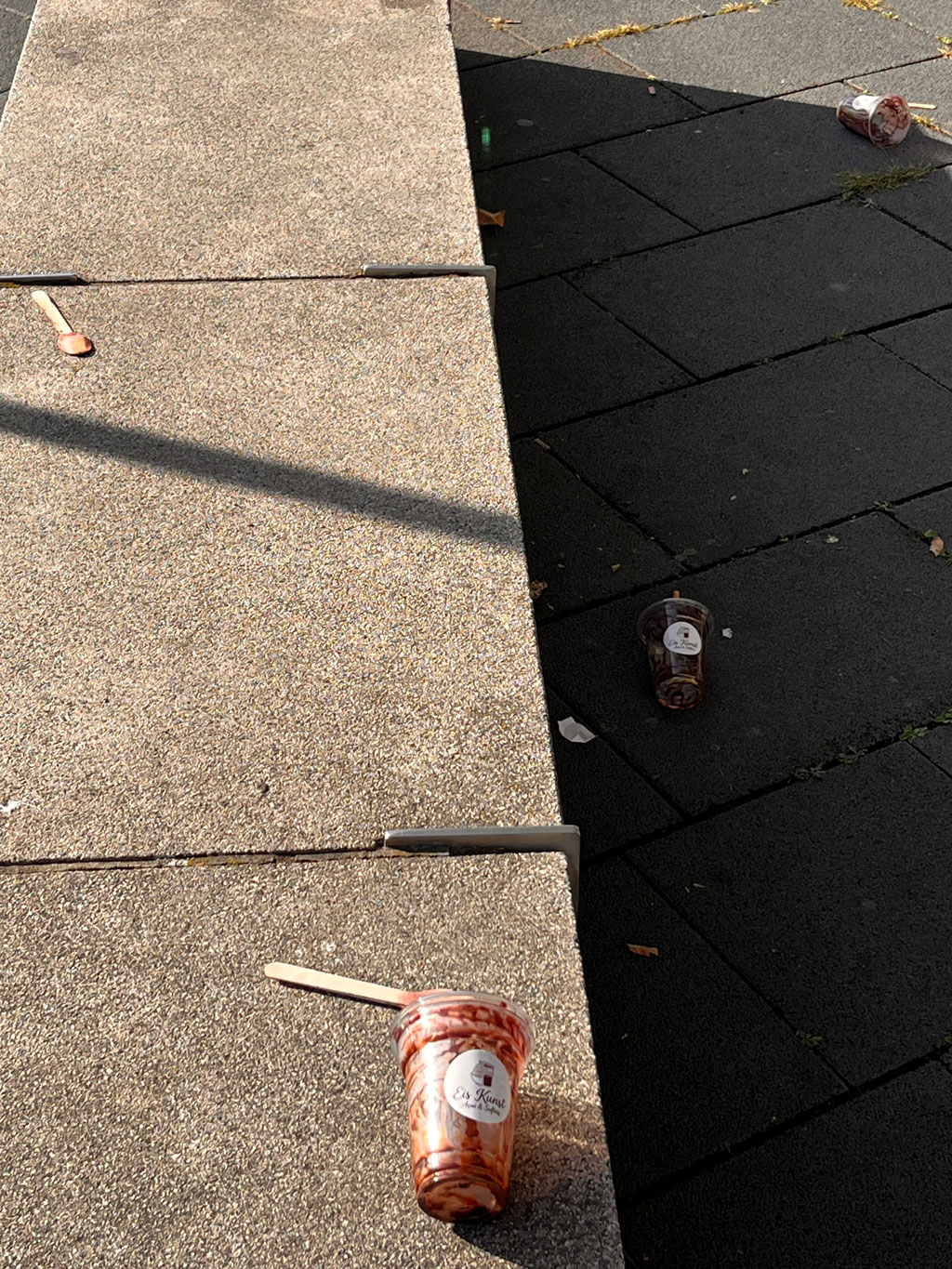 Frankfurt am Main: Açaí-Becher-Müll am Fischerplätzchen, Nähe Fahrgasse.