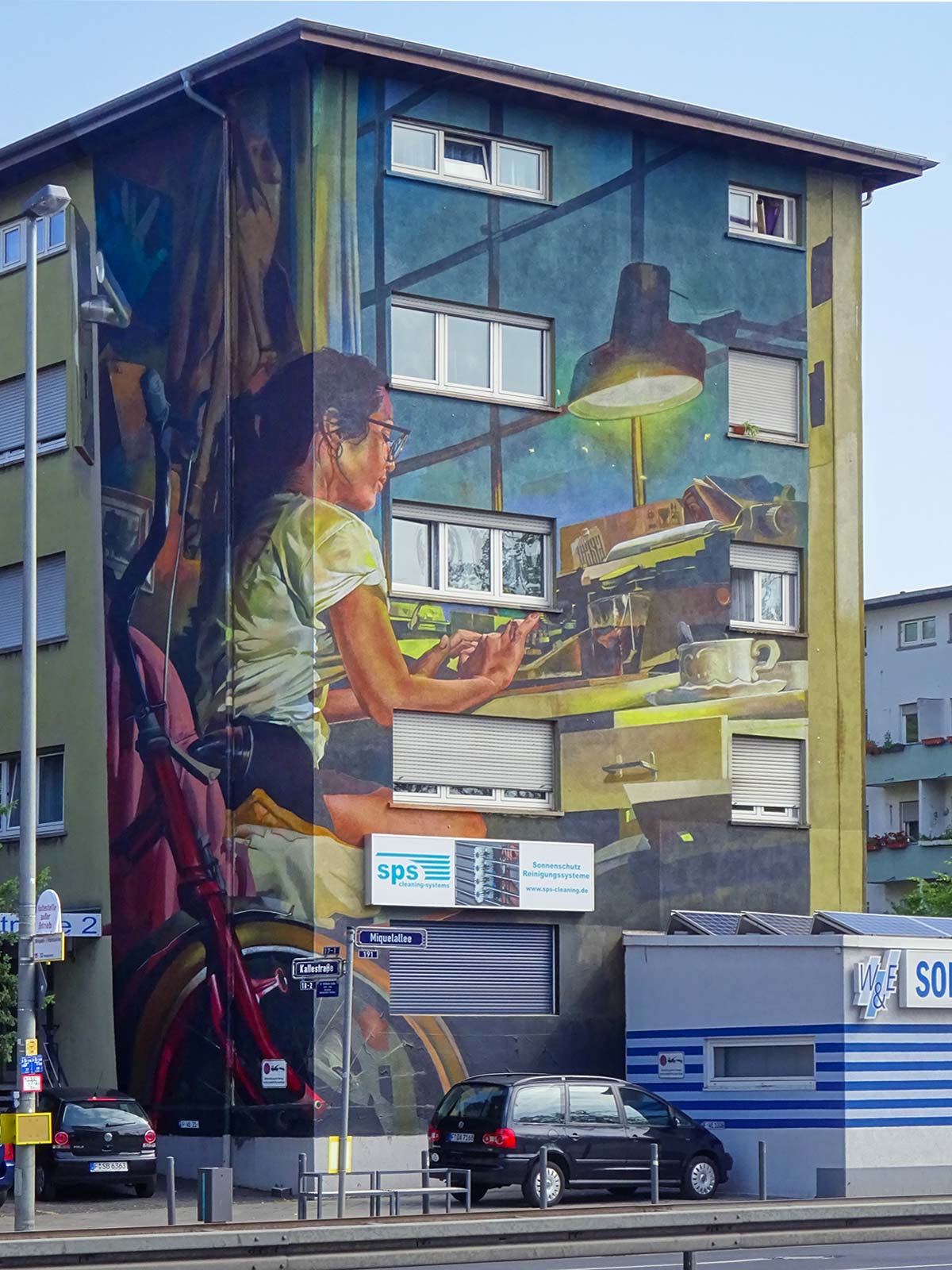 Mural Art an der Miquelallee in Frankfurt zeigt Frau an Schreibmaschine