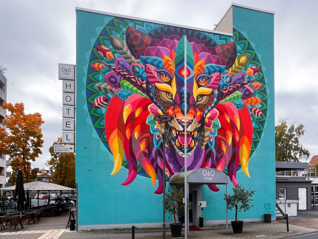 Mural von Farid Rueda am O&O-Hotel in Oberursel