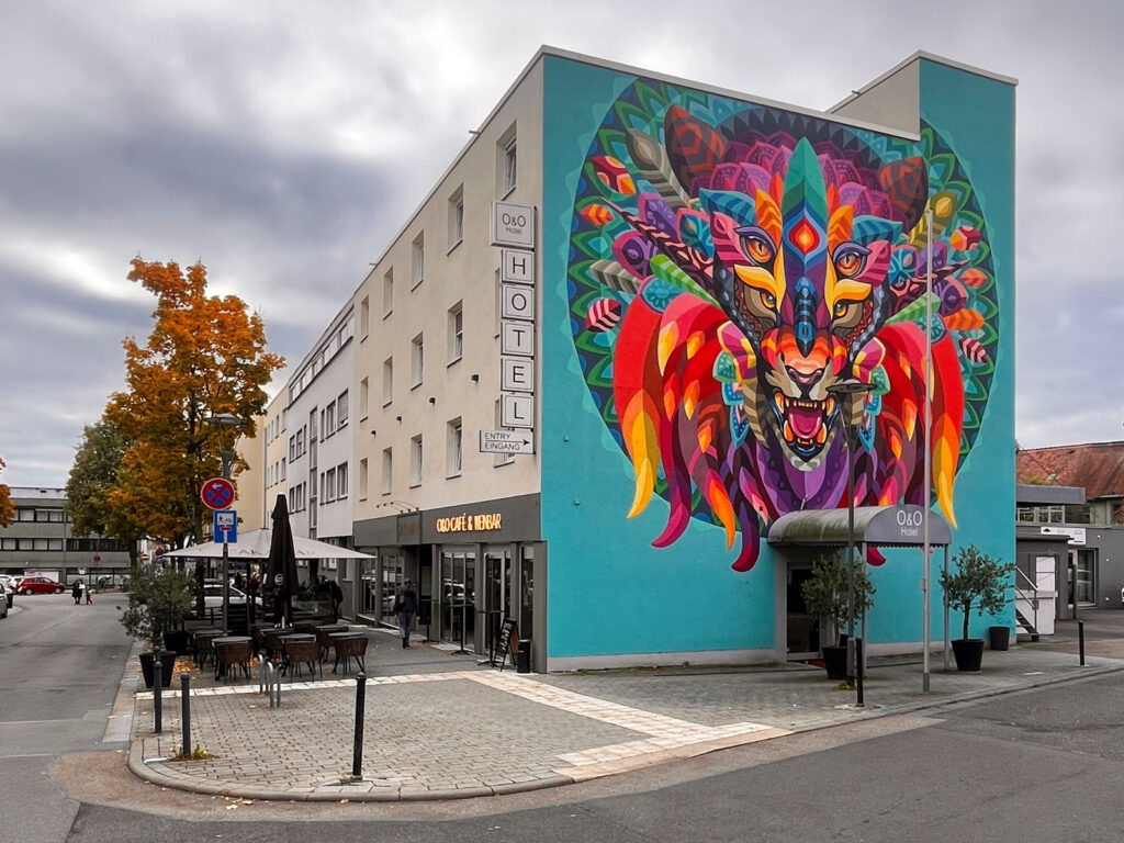 Mural von Farid Rueda am O&O-Hotel in Oberursel