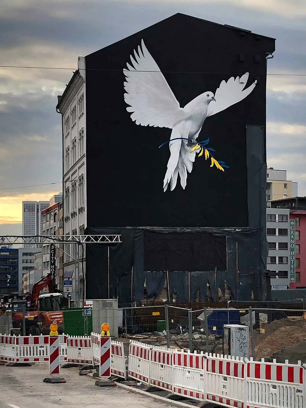 Mural in Frankfurt zeigt Friedenstaube mit Olivenbaumzweig