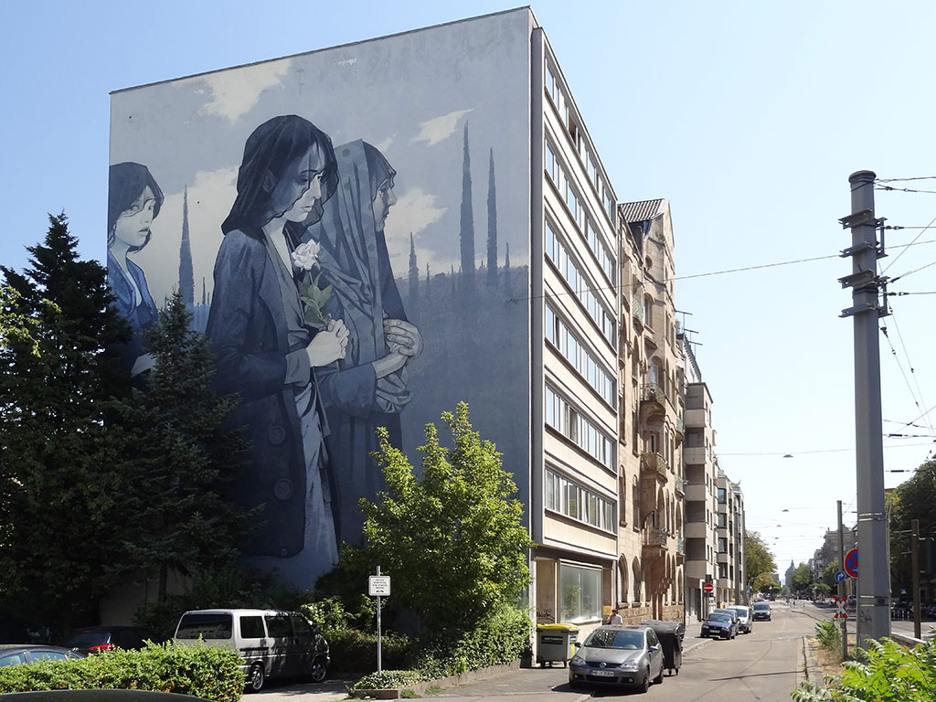 Mural mit dunkel gekleideten Frauen in Mannheim