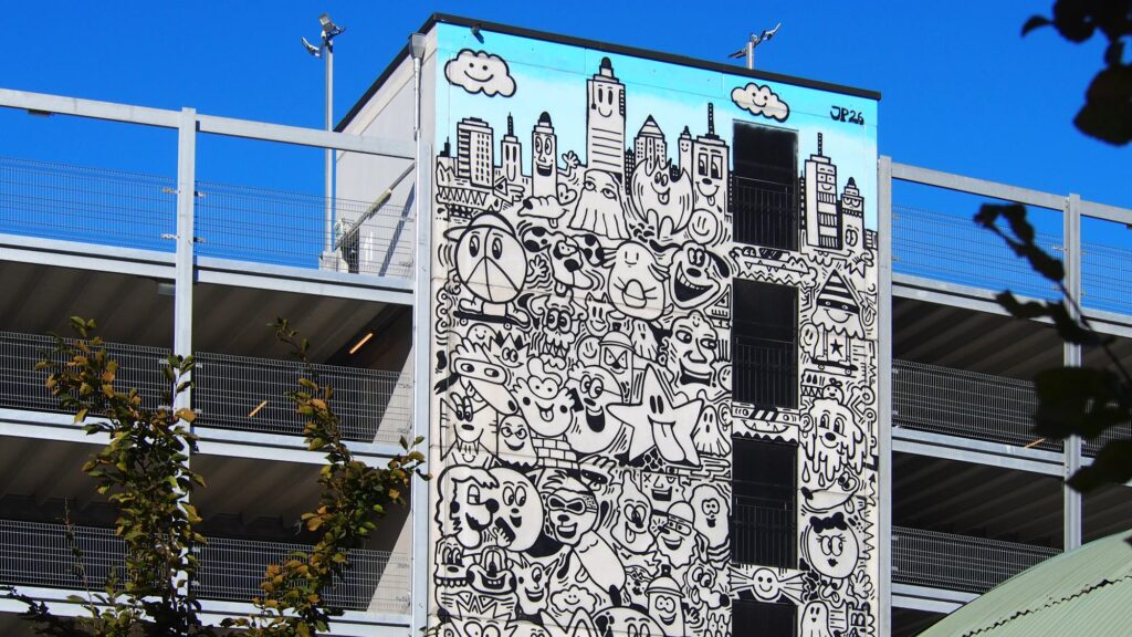 Mural von Jan Paul Müller am Parkhaus der Messe Offenbach