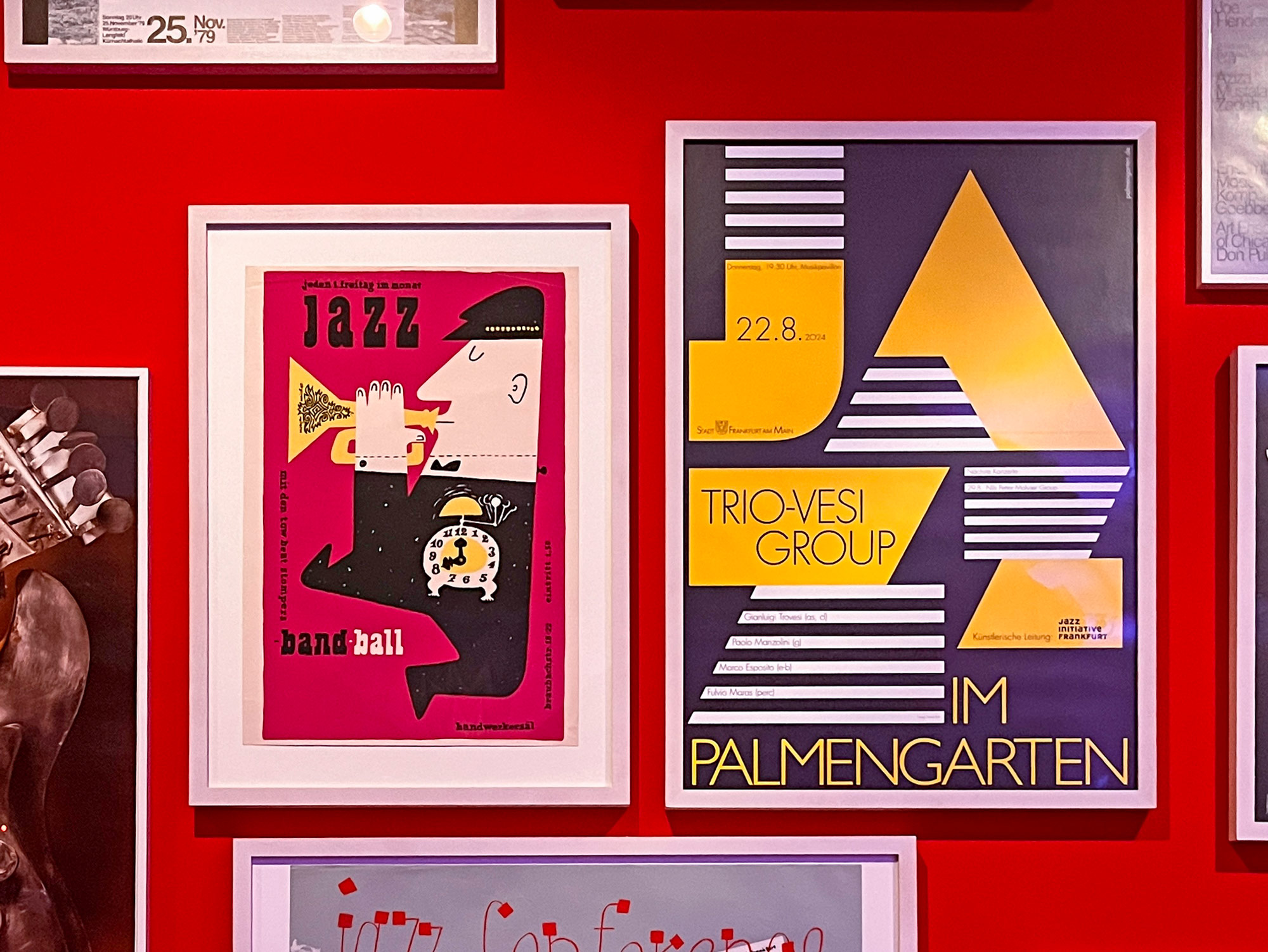 Gerahmte Jazz-Plakate in der Ausstellung „Jazzklub“ im Museum Angewandte Kunst in Frankfurt