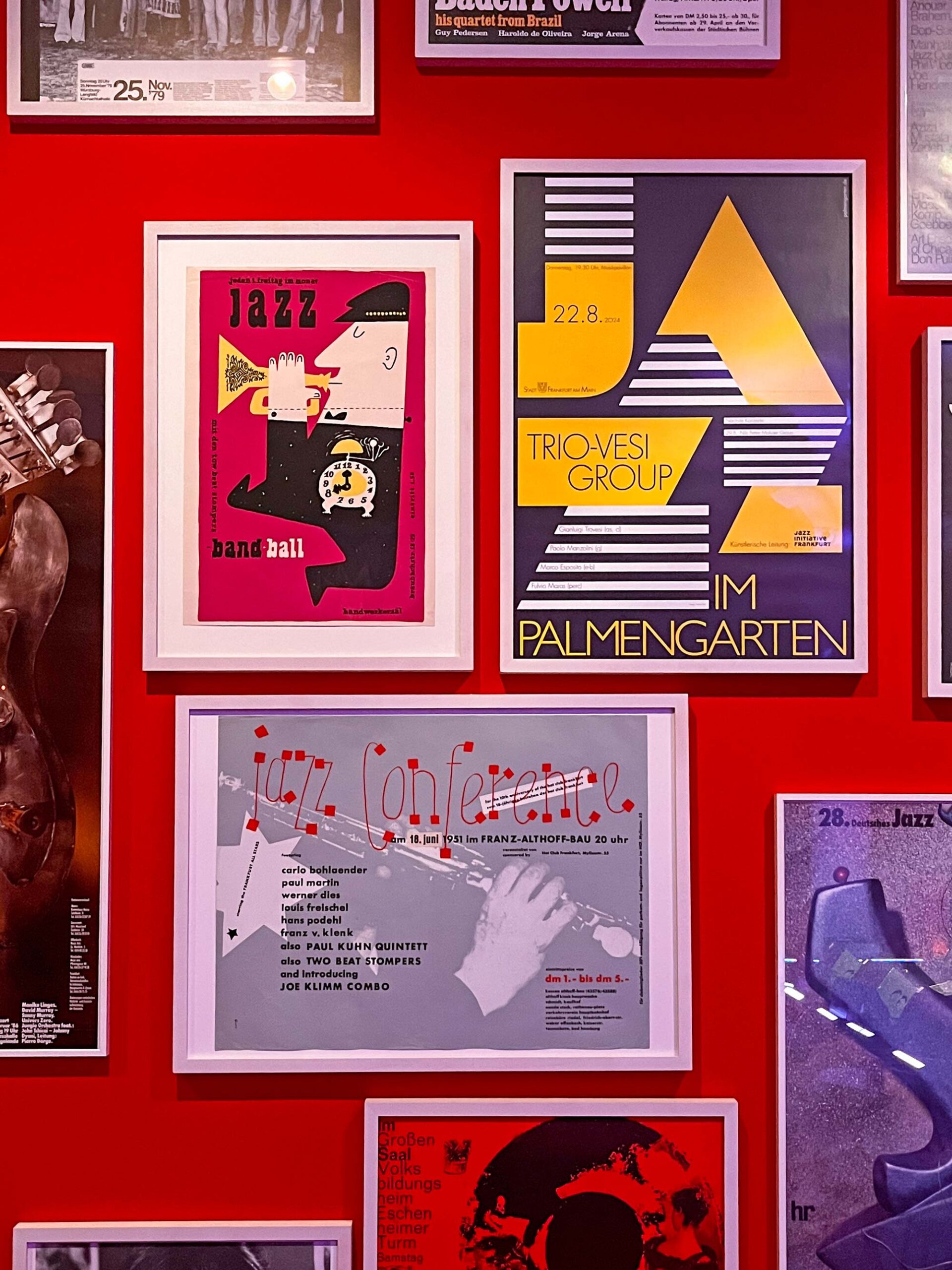 Gerahmte Jazz-Plakate in der Ausstellung „Jazzklub“ im Museum Angewandte Kunst in Frankfurt