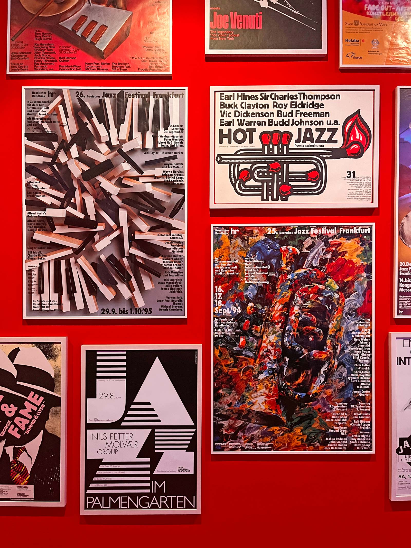 Gerahmte Jazz-Plakate in der Ausstellung „Jazzklub“ im Museum Angewandte Kunst in Frankfurt