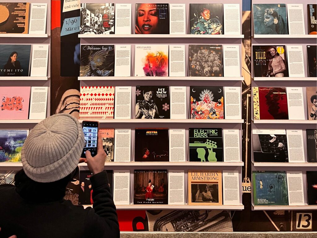 Wand mit Schallplatten in der Ausstellung „Jazzklub“ im Museum Angewandte Kunst in Frankfurt