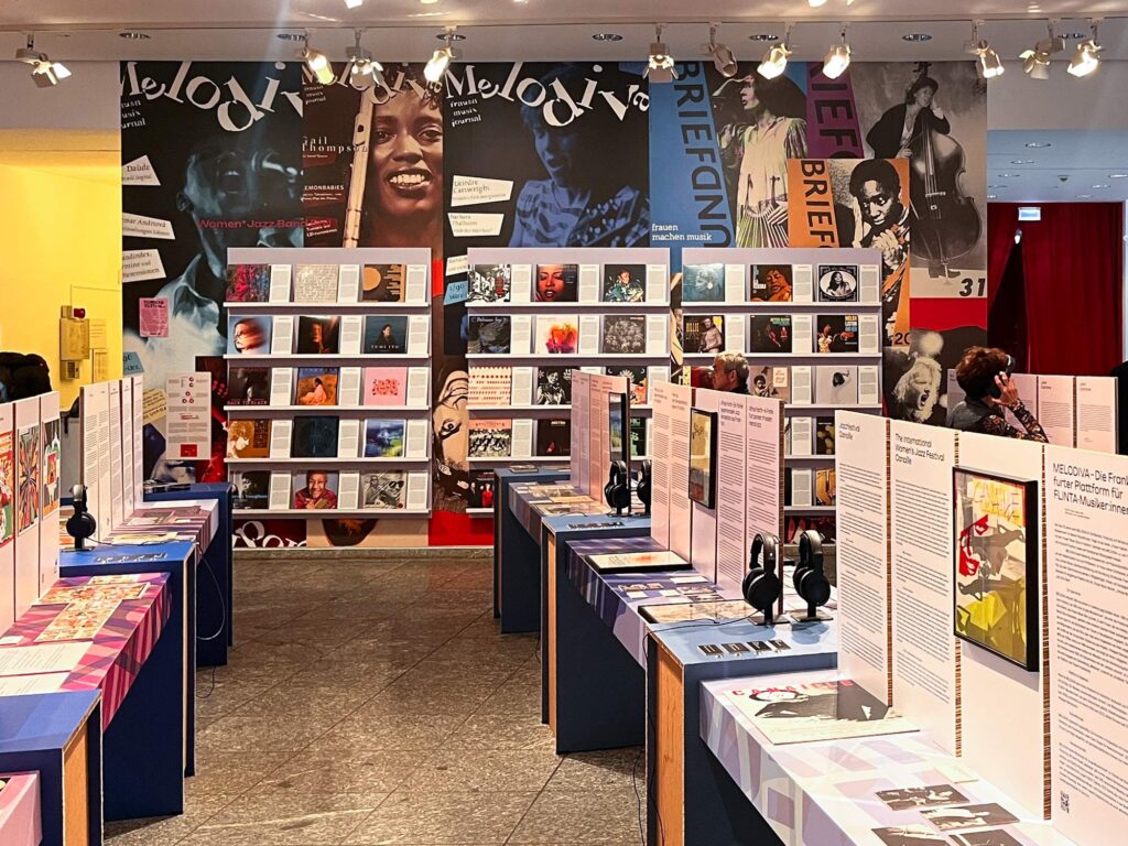 Wand mit Schallplatten in der Ausstellung „Jazzklub“ im Museum Angewandte Kunst in Frankfurt