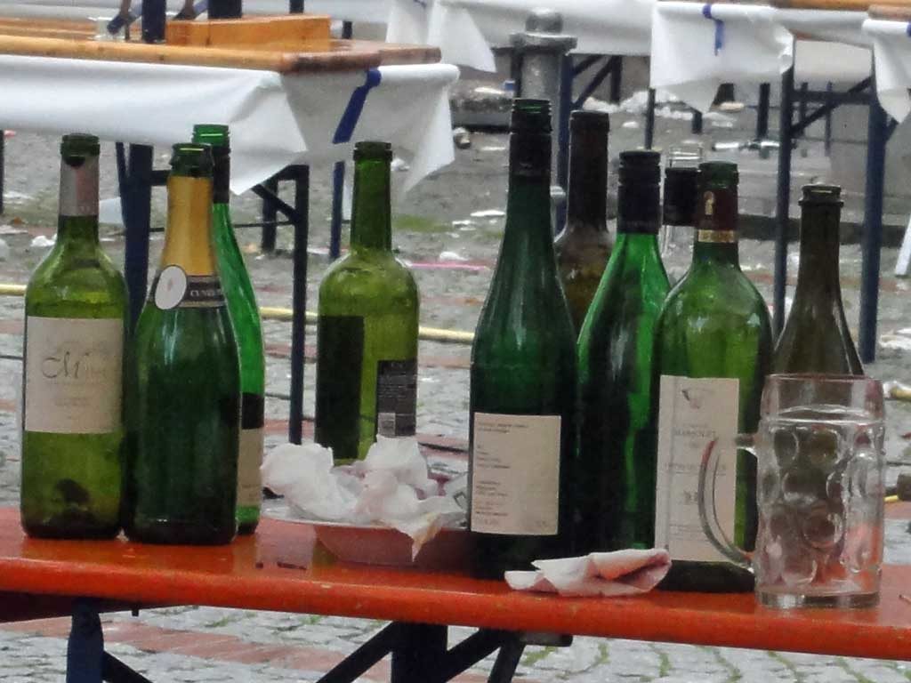 Viele leere Flaschen nach dem Straßenfest