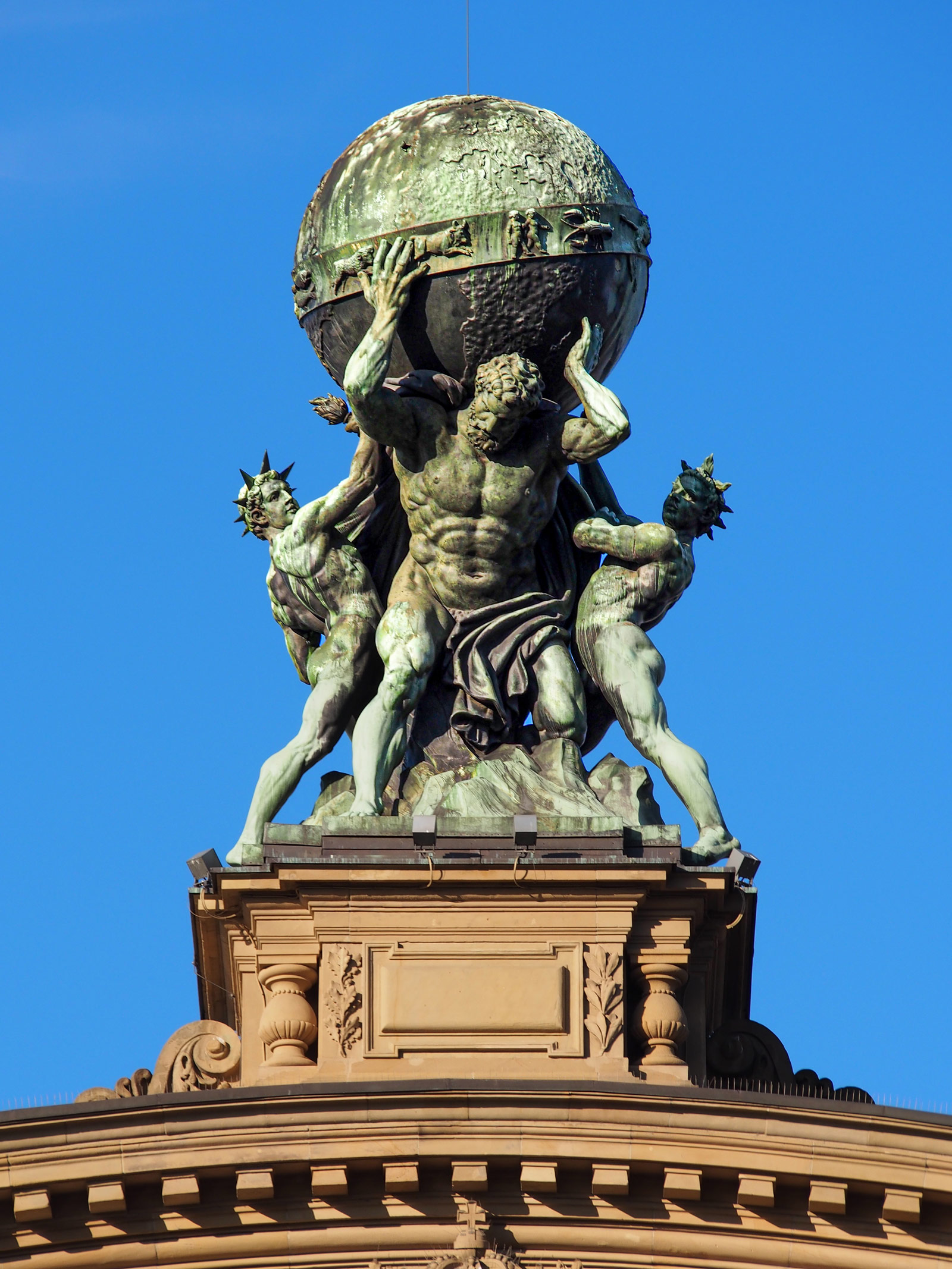 Atlas-Skulptur auf dem Dach des Frankfurter Hauptbahnhofs