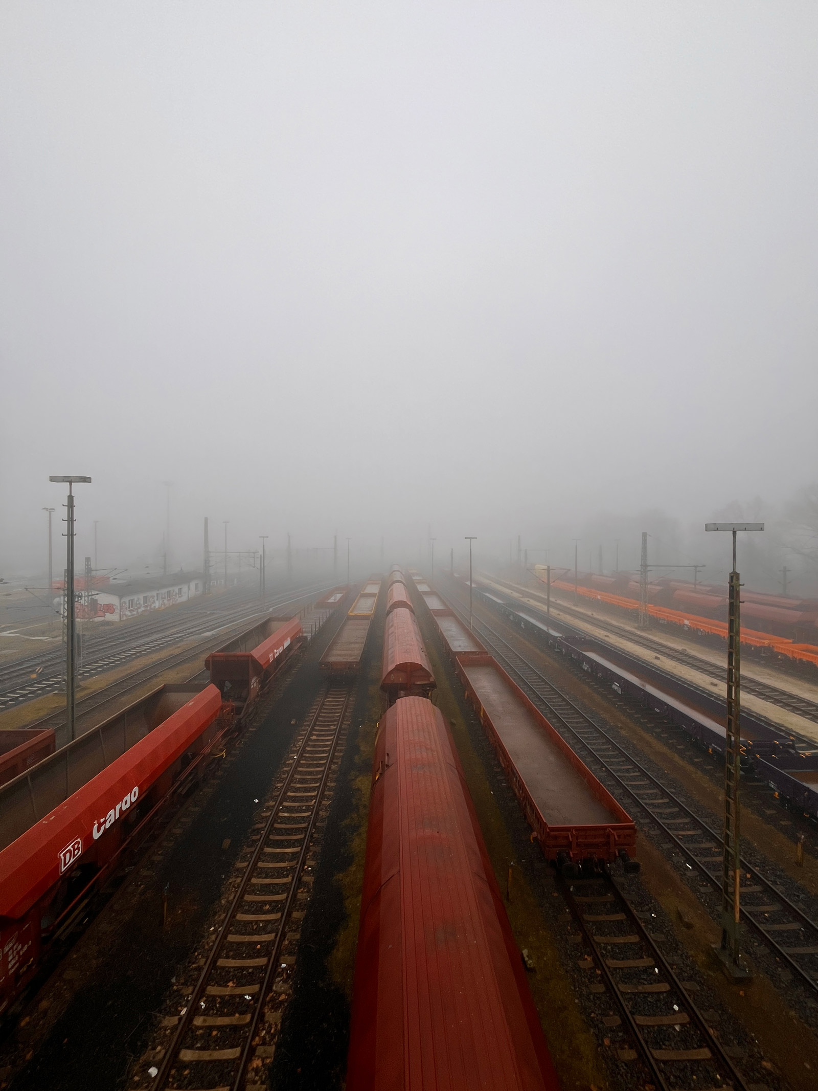 Nebel über den Gleisen auf der Ratswegbrücke in Frankfurt