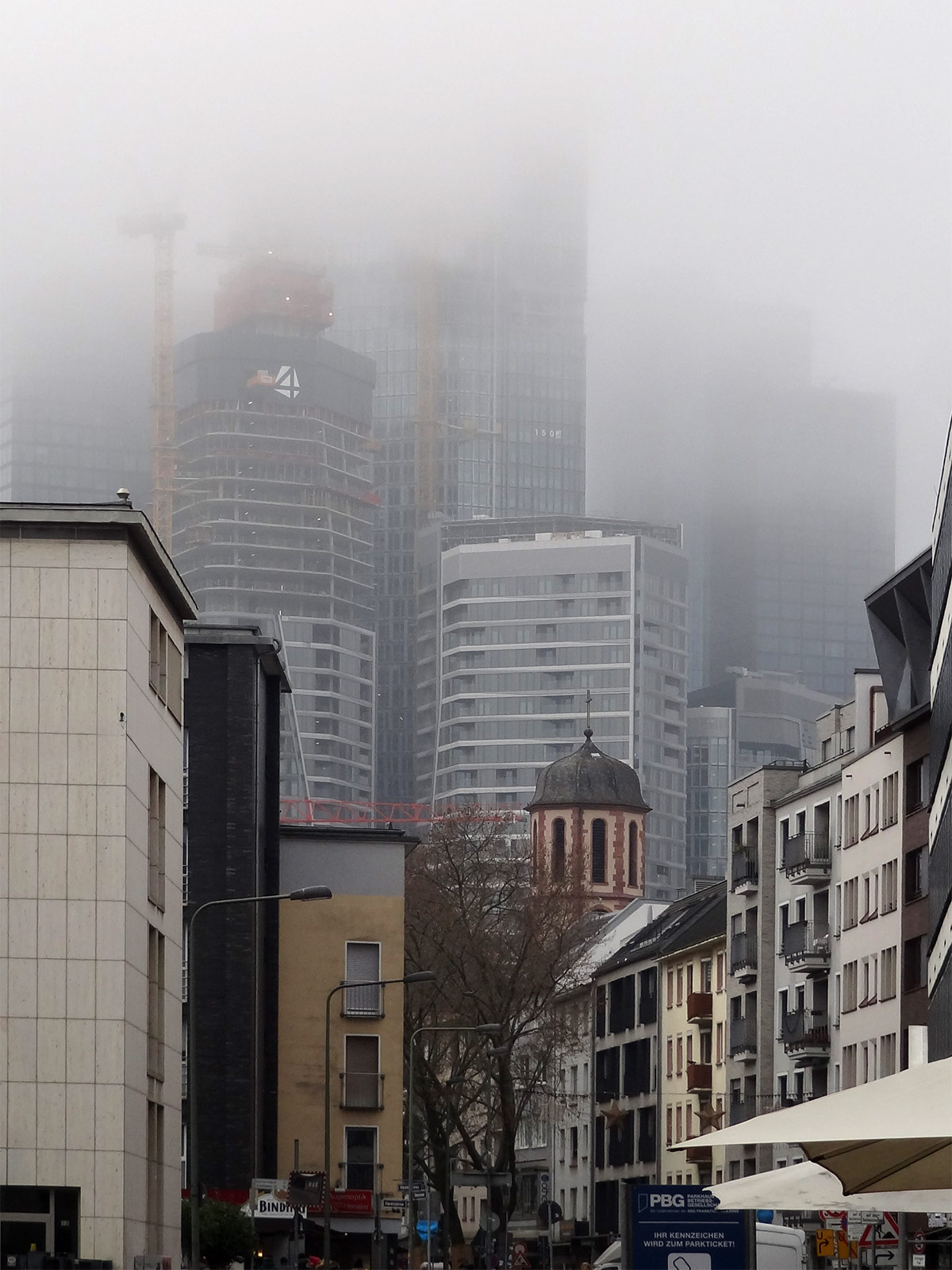 Nebelverhangene Skyline in Frankfurt