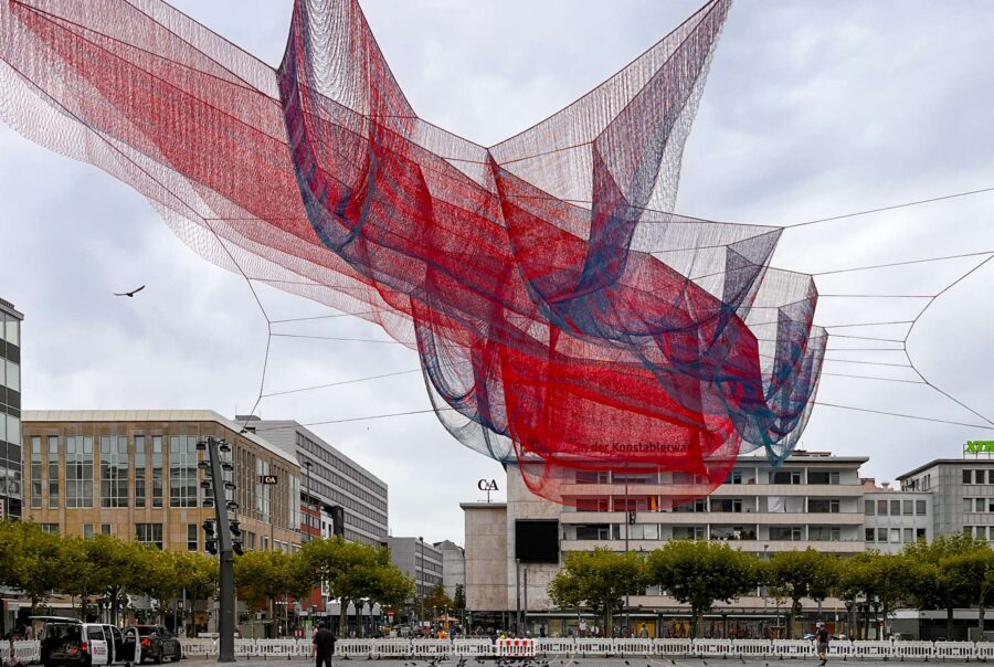 Netzskulptur „A Sky Full of Hope" an der Konstablerwache in Frankfurt