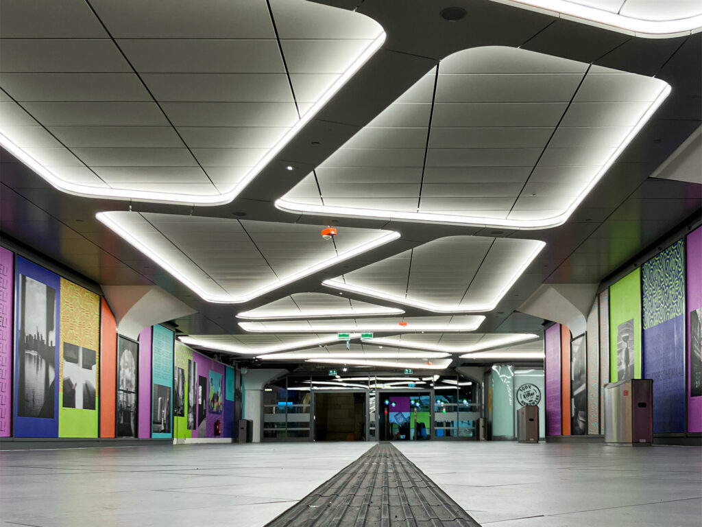 Neue grafische Gestaltung und Deckenbeleuchtungskonzept in der B-Ebene des Frankfurter Hauptbahnhofs