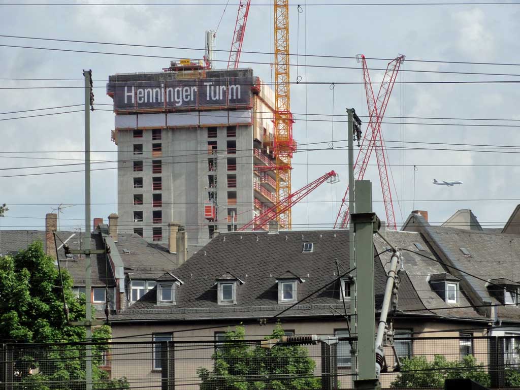 Neuer Henninger Turm in Frankfurt im Aufbau