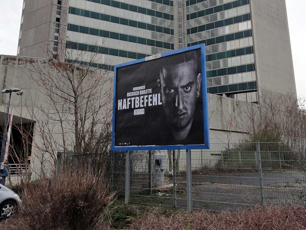 Werbung in Offenbach für das neue Haftbefehl-Album