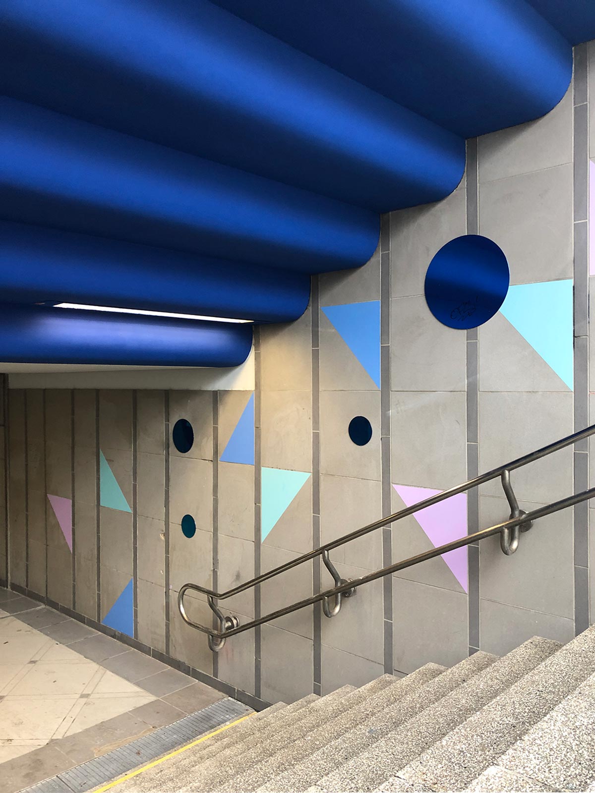 Neues Design in blau uns türkis am Zugang zur S-Bahn-Station Kaiserlei