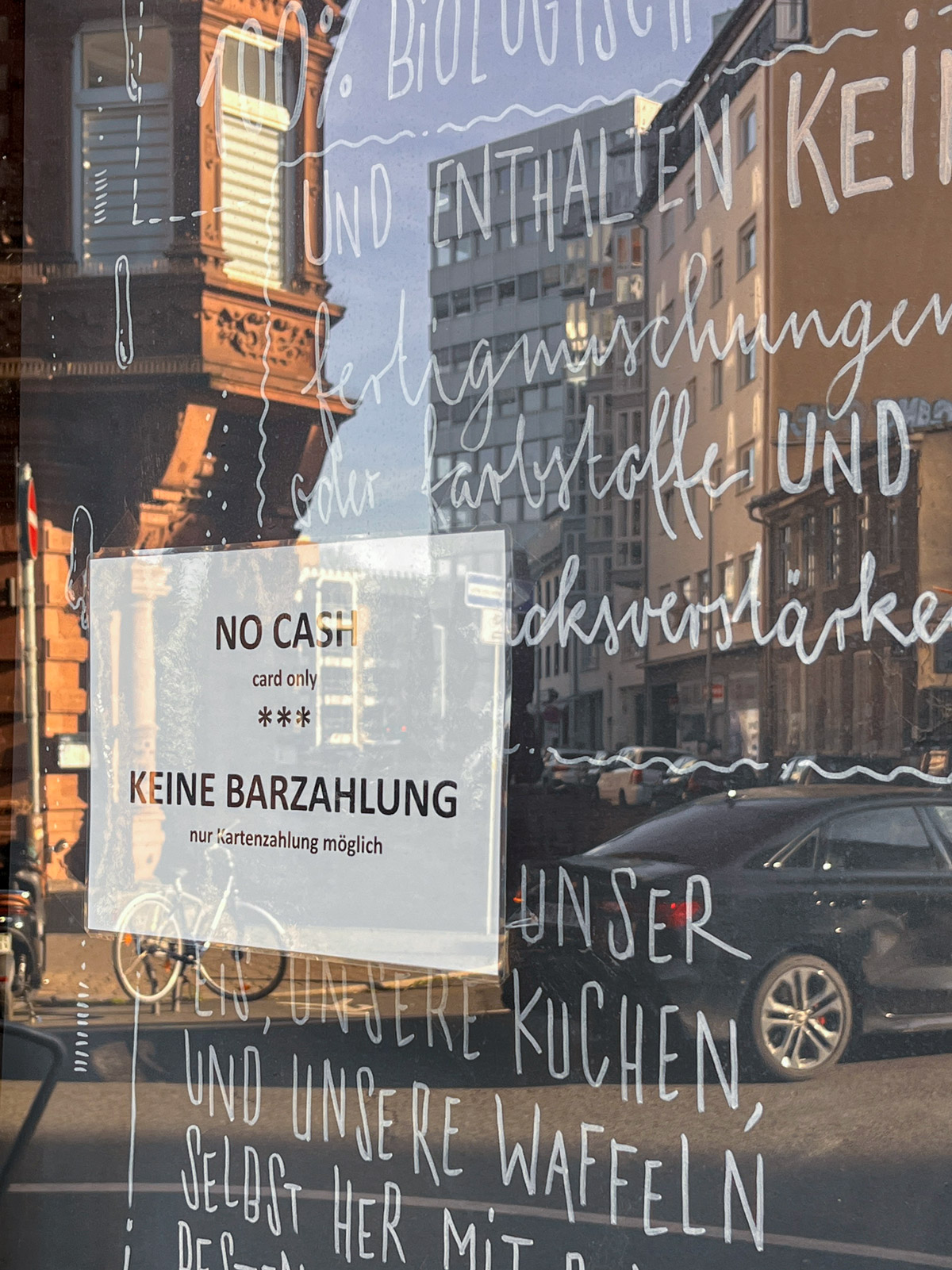 No Cash, Card Only – Keine Barzahlung, nur Kartenzahlung möglich in einer Eisdiele in Frankfurt-Sachsenhausen