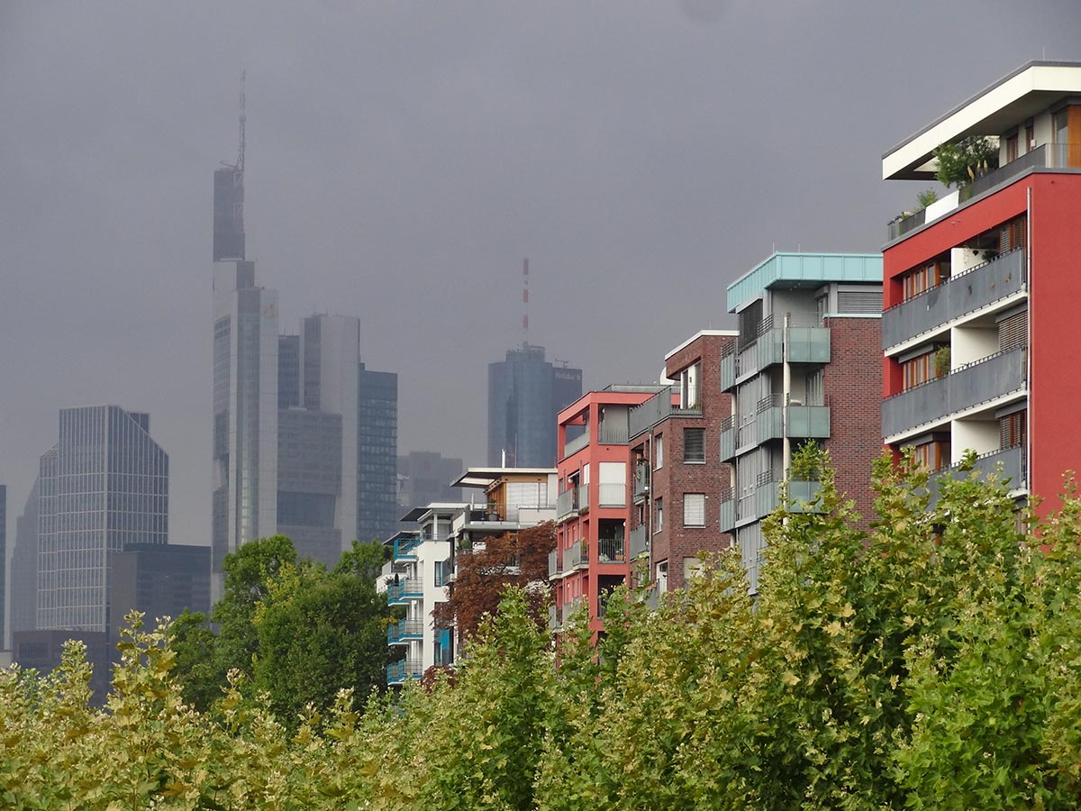 Nördliches Mainufer in Frankfurt mit Wohnhäusern und Skyline