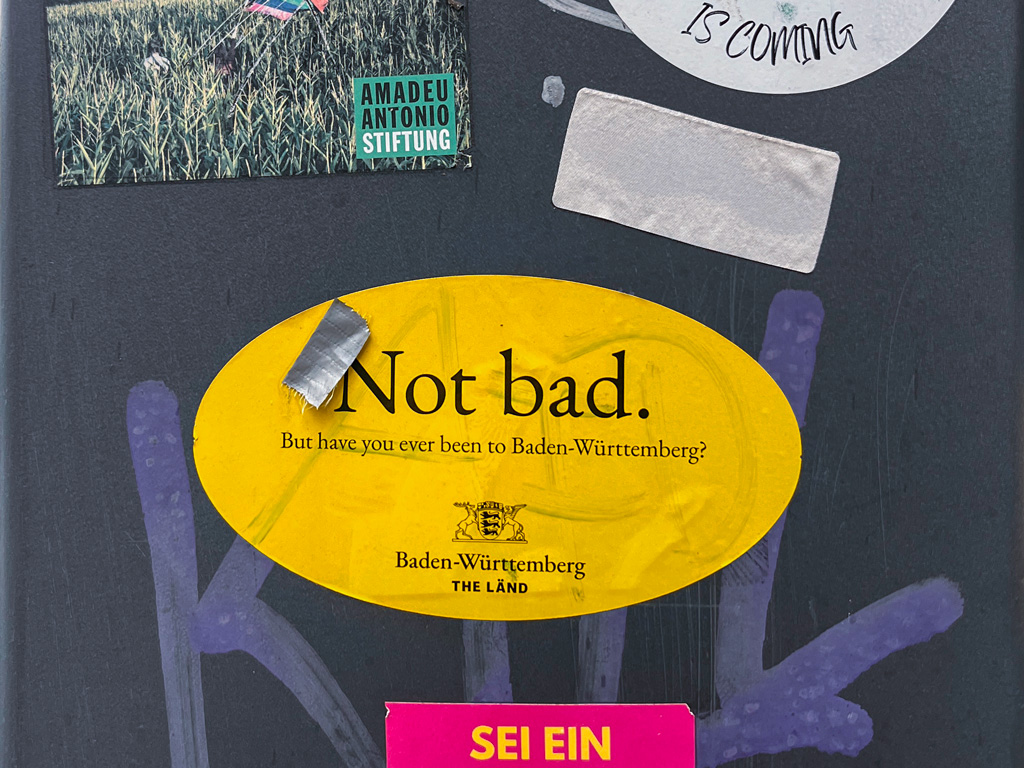 Aufkleber-Meme „Nett hier, aber …“ in Frankfurt am Main