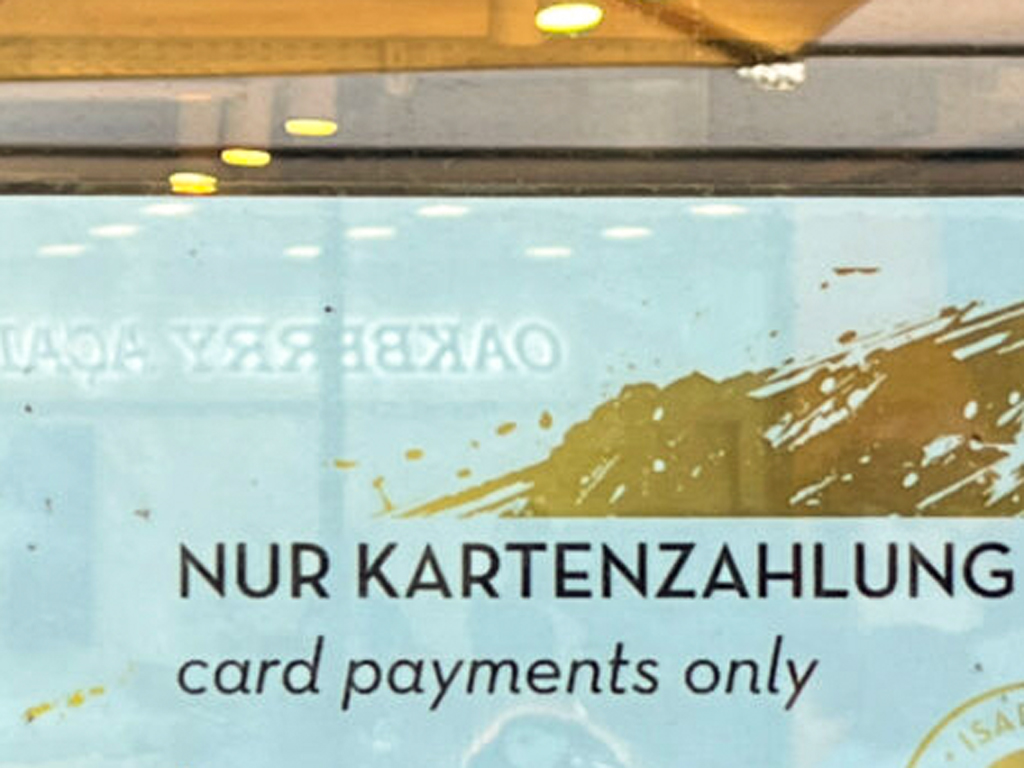 Nur Kartenzahlung, Card Payments Onyl in einer Patisserie in der Frankfurter Innenstadt