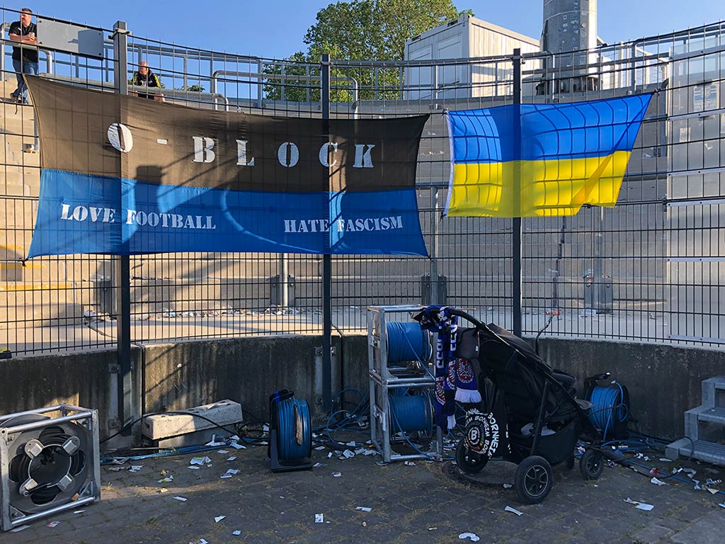 O-Block beim FSV Frankfurt: „Love Football Hate Fascism“-Banner am Zaun
