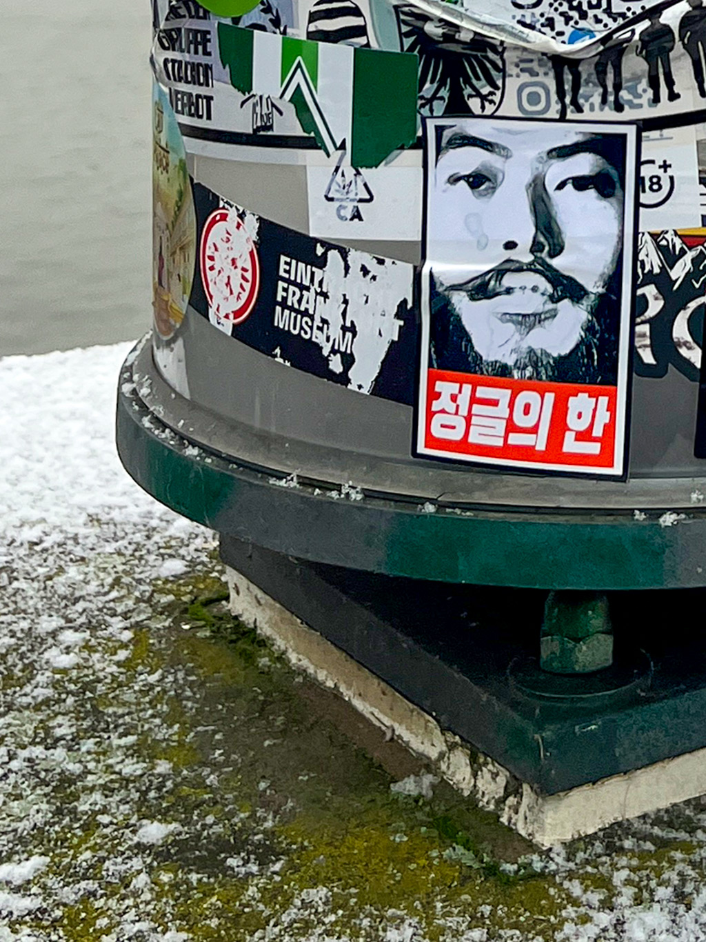 OBEY-Logo Sticker-Meme in Frankfurt: 정글의 한