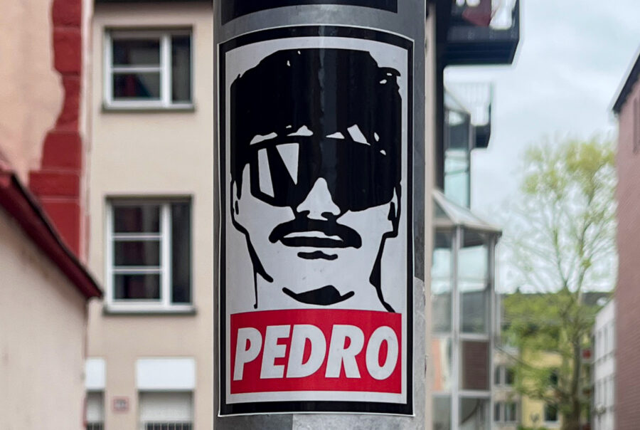 OBEY-Logo Sticker-Meme in Frankfurt: PEDRO