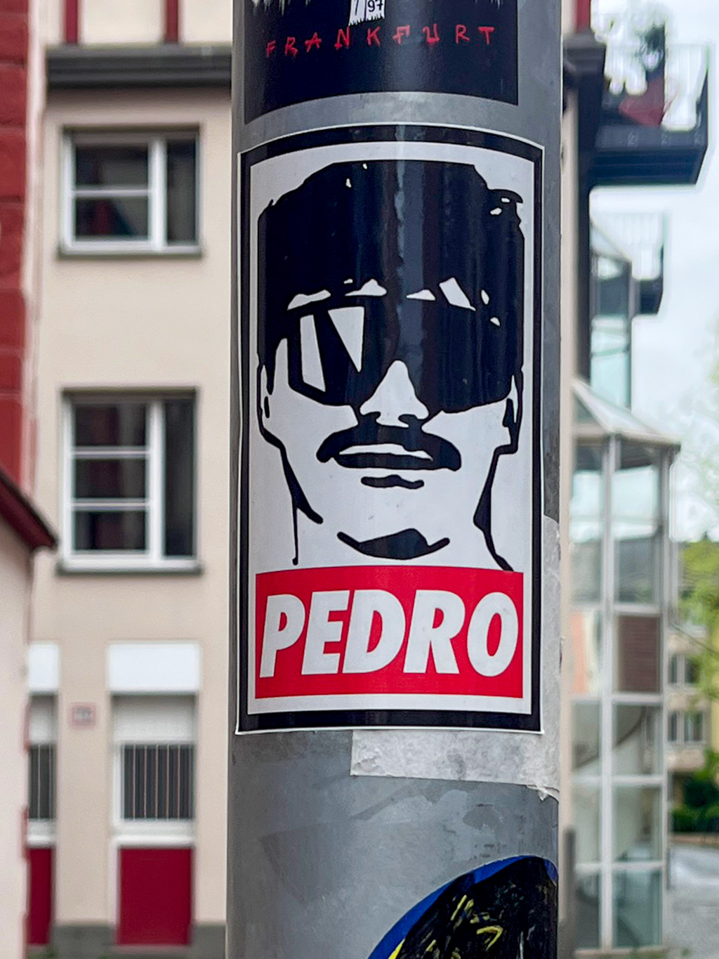 OBEY-Logo Sticker-Meme in Frankfurt: PEDRO
