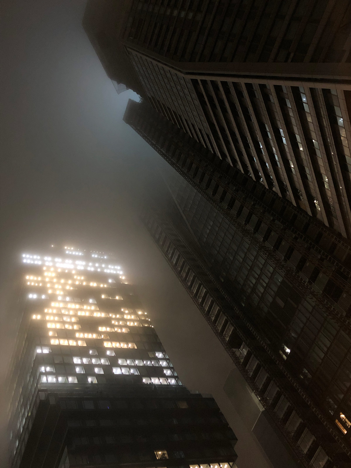 Omniturm und Frankfurt-Four-Gebäude in Frankfurt bei Nacht und Nebel