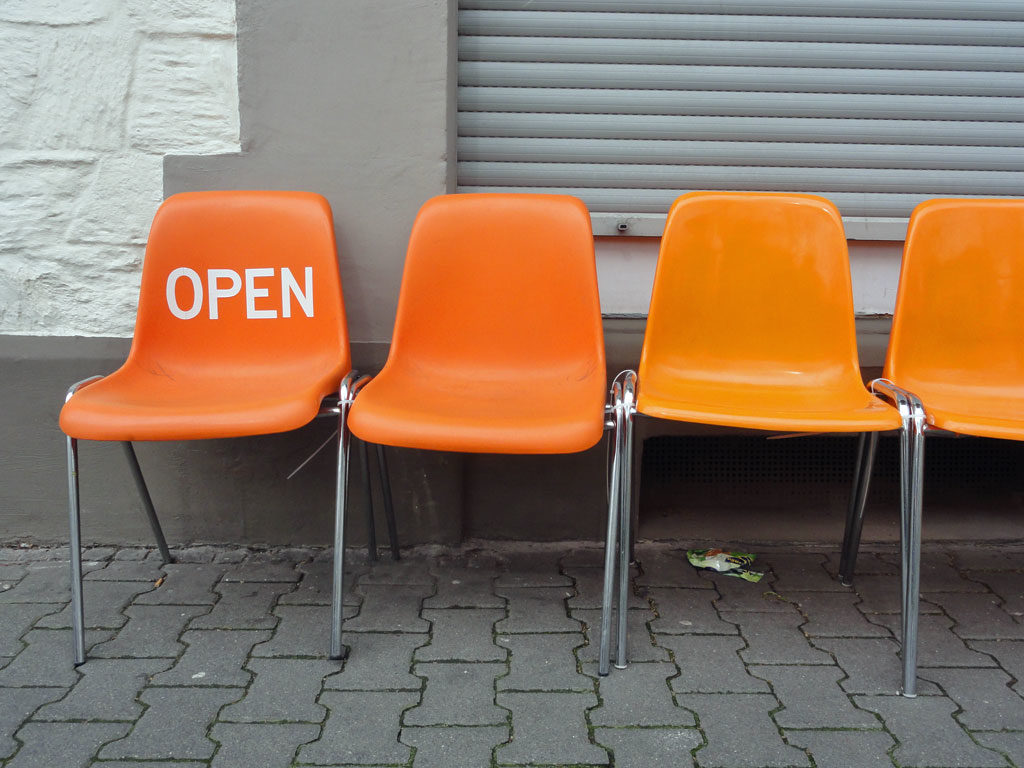 Stühle in orange mit Schriftzug Open