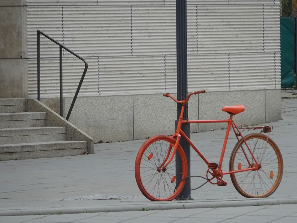 Orange besprühtes Fahrradwrack in Frankfurt (2021)
