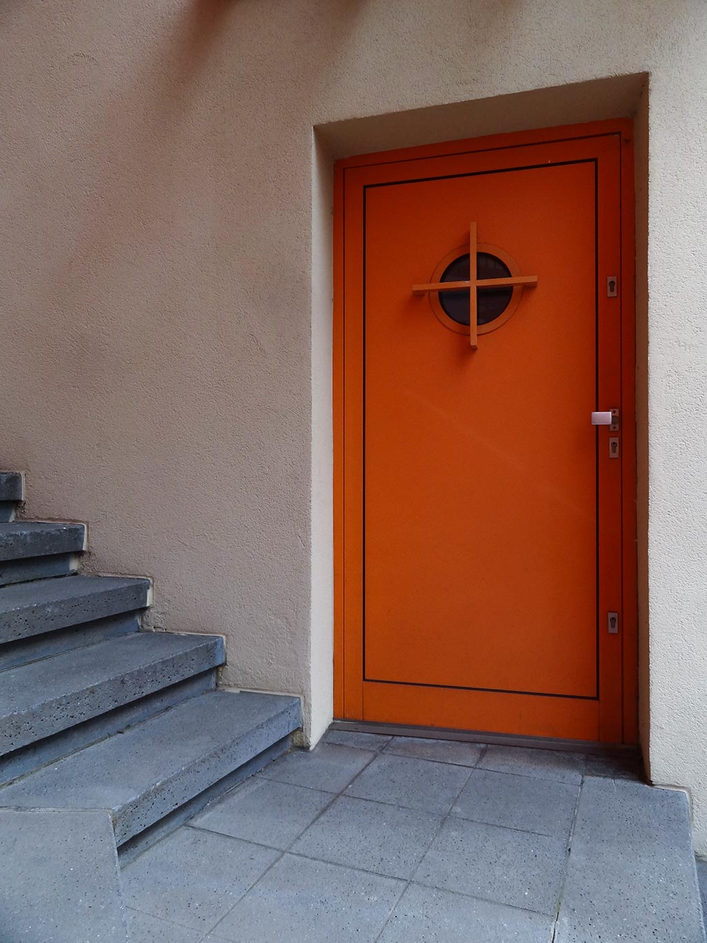 Orangefarbene Tür in Frankfurt