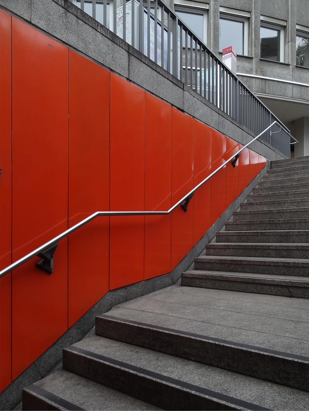 Orangefarbene Wandverkleidung in der U-Bahn-Station in Frankfurt