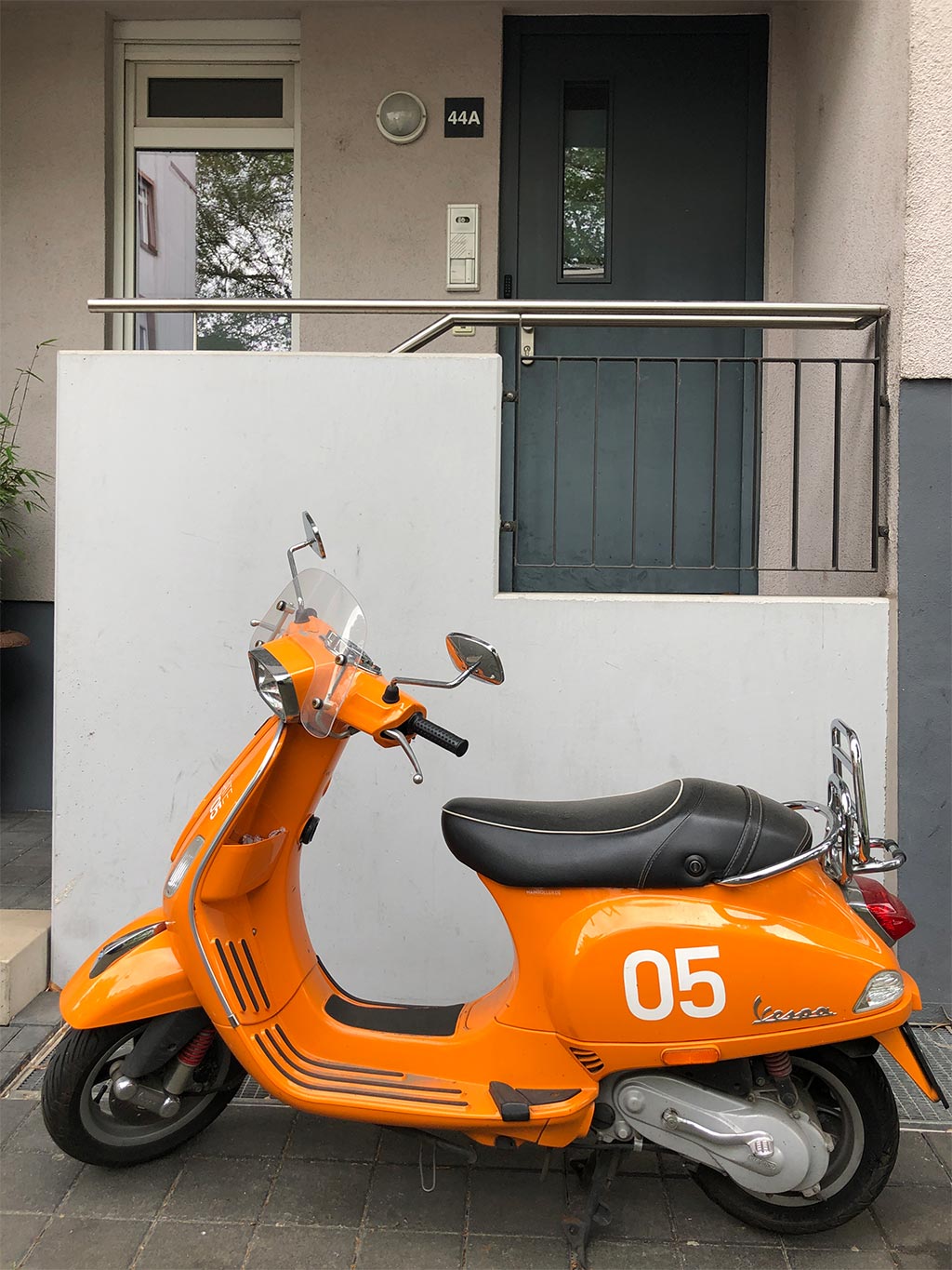 Orangefarbener Vespa-Roller in Frankfurt