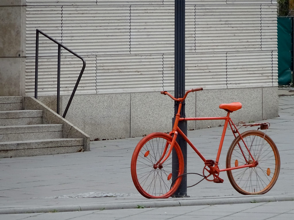 Orangefarbenes Fahrrad in Frankfurt