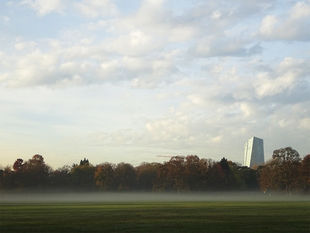 Ostpark mit Nebelbank und EZB in Frankfurt