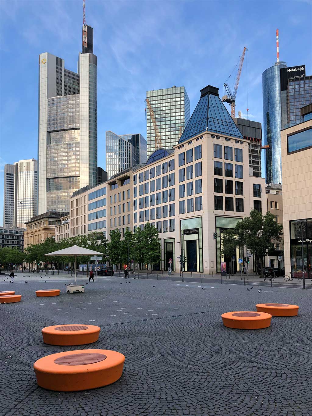Outdoor-Sitzkringel in orange auf dem Rathenauplatz in Frankfurt