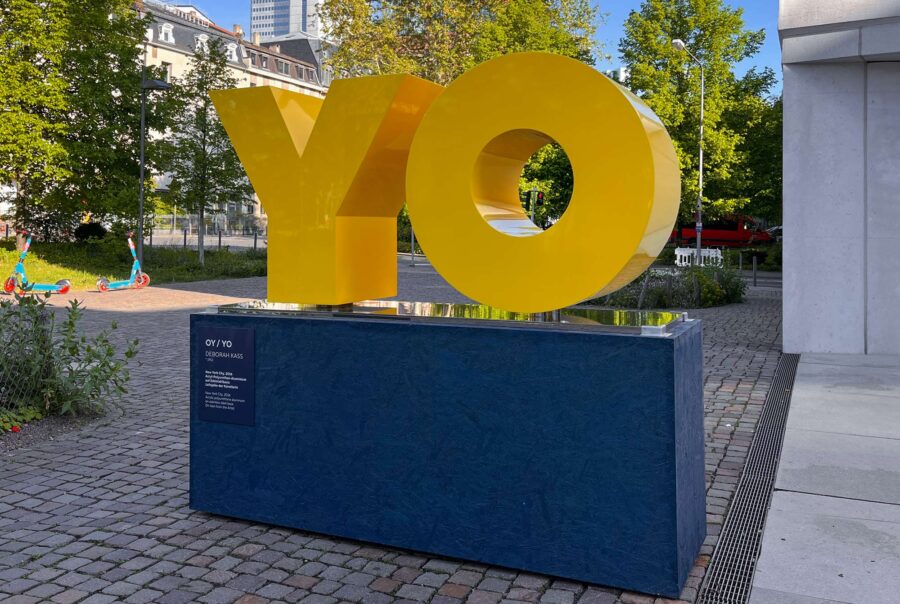Gelbe Buchstaben auf blauem Podest – OY / YO von Deborah Kass vor dem Jüdischen Museum Frankfurt