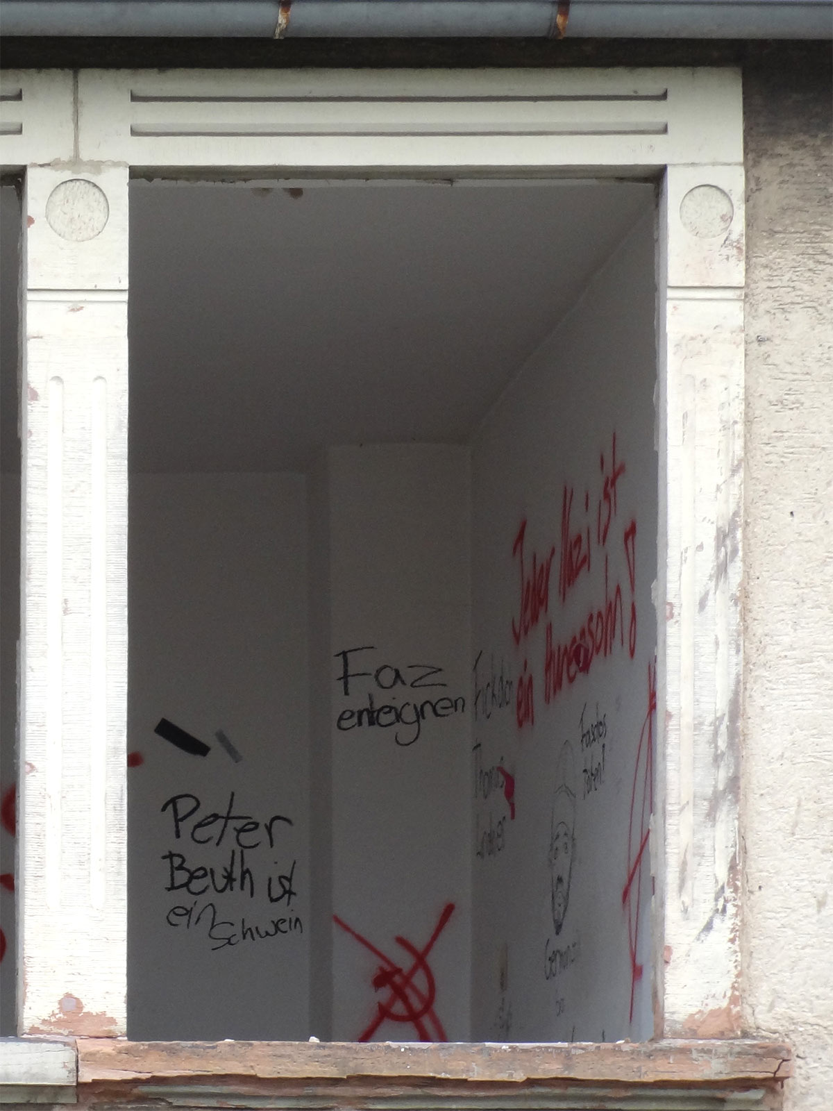 Parolen gegen FAZ, Beuth und Nazis im Haus in der Günderrodestraße im Gallus in Frankfurt
