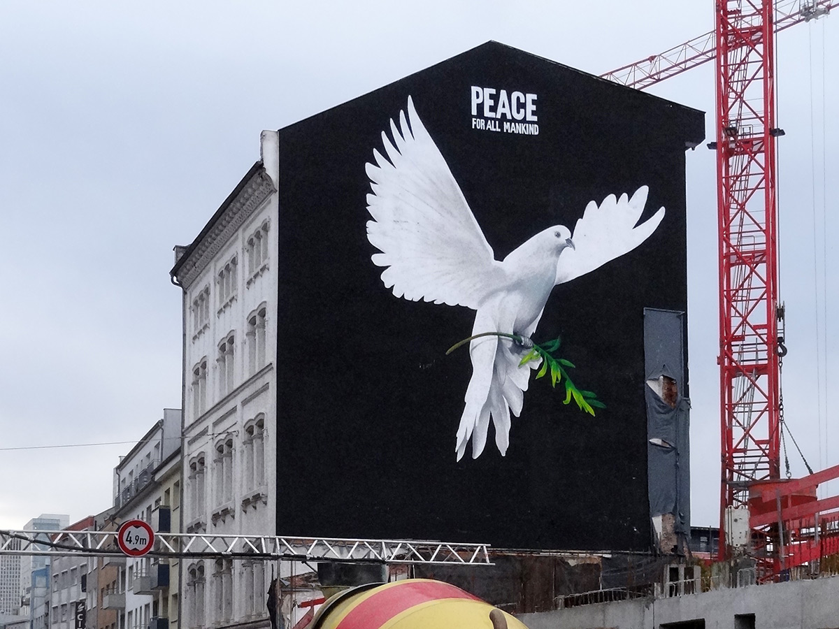Peace for all mankind - Mural mit Friedenstaube in Frankfurt