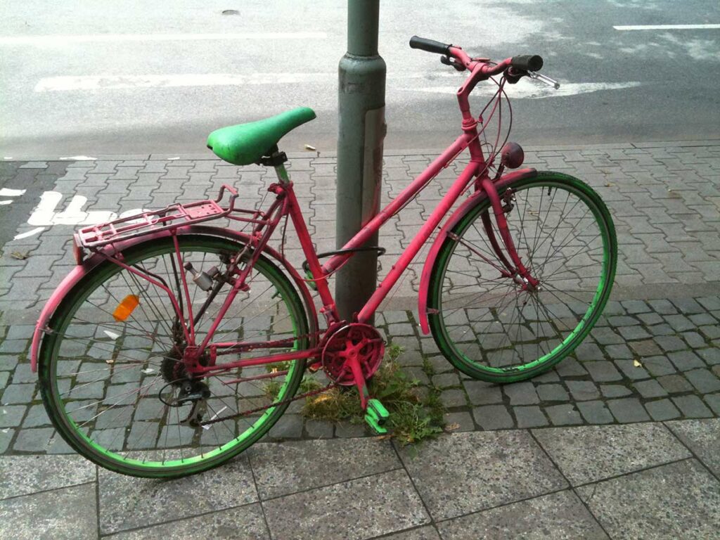 Pink und grün besprühtes Fahrrad in Frankfurt (2011)