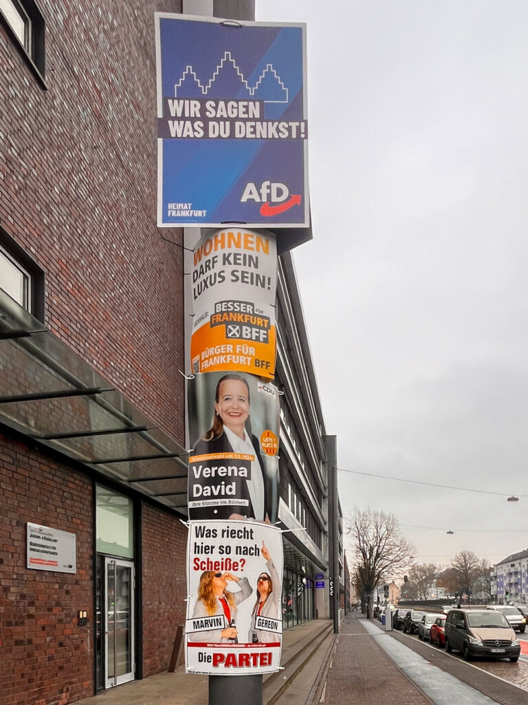 Plakate zu den Kommunalwahlen in Frankfurt am Main