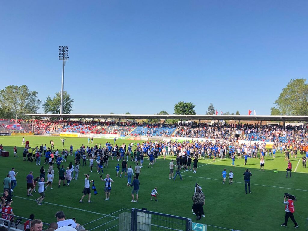 Platzsturm beim FSV Frankfurt nach Sieg im Hessenpokalfinale 2023