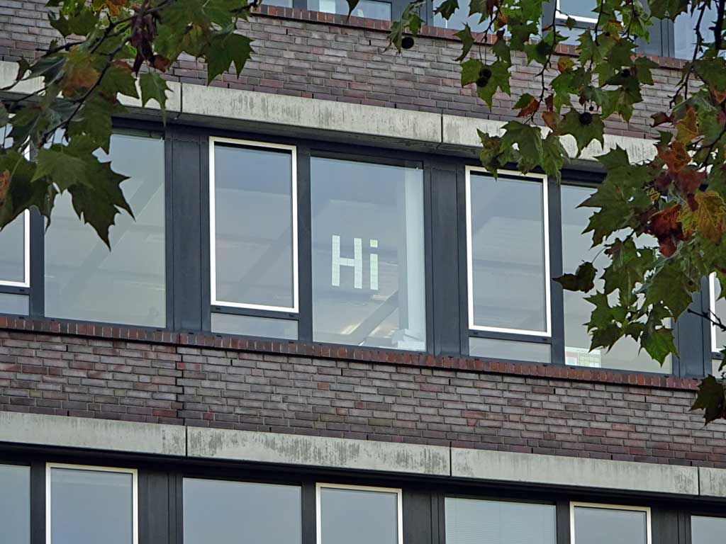 Hi aus Post-it-Zetteln am Fenster