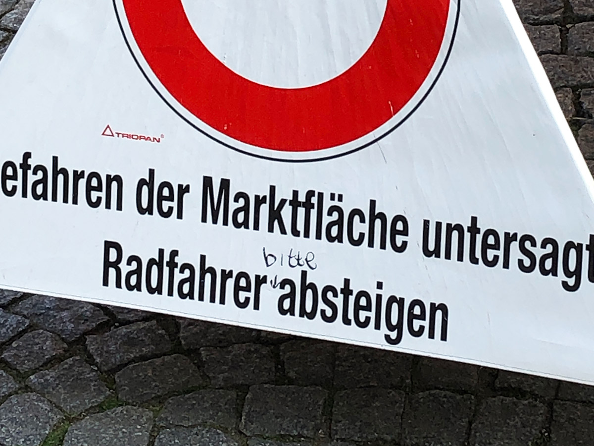 Radfahrer absteigen - Hinweis beim Wochenmarkt in Frankfurt-Bornheim