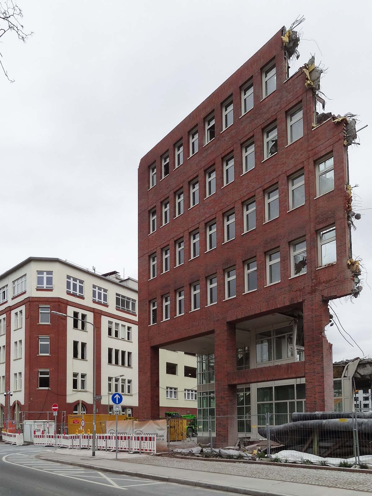 Stadtbilder Frankfurt: Rest der Fassade bei den Abbrucharbeiten im ehemaligen Zeitungsviertel in Frankfurt