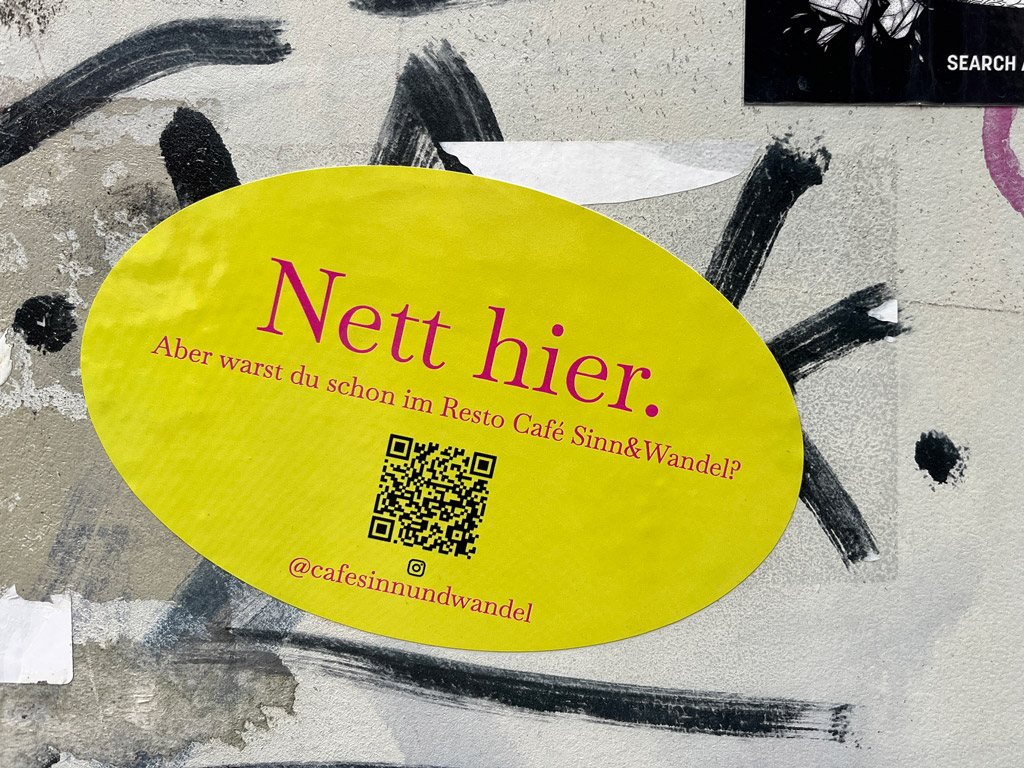 Aufkleber-Meme „Nett hier, aber …“ in Frankfurt am Main