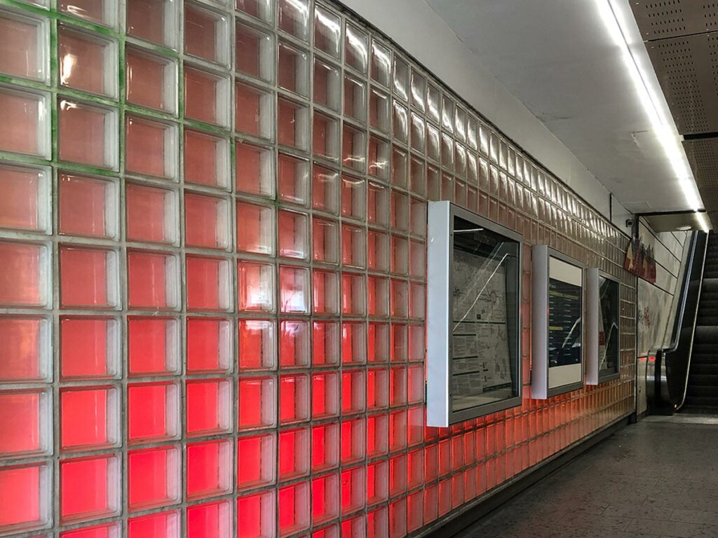 Rötlich beleuchtete Wand in der Haltestelle Galluswarte